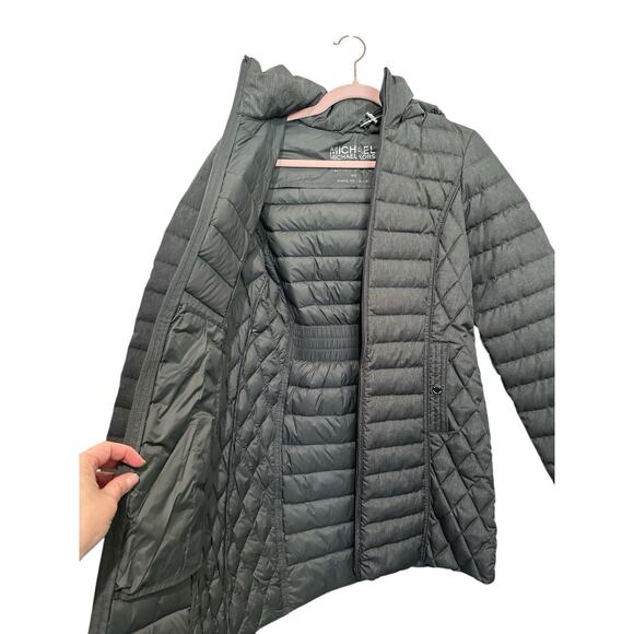Michael Michael Kors PS Cozy up to this petite puffer coat with a stand collar - Picture 4 of 11